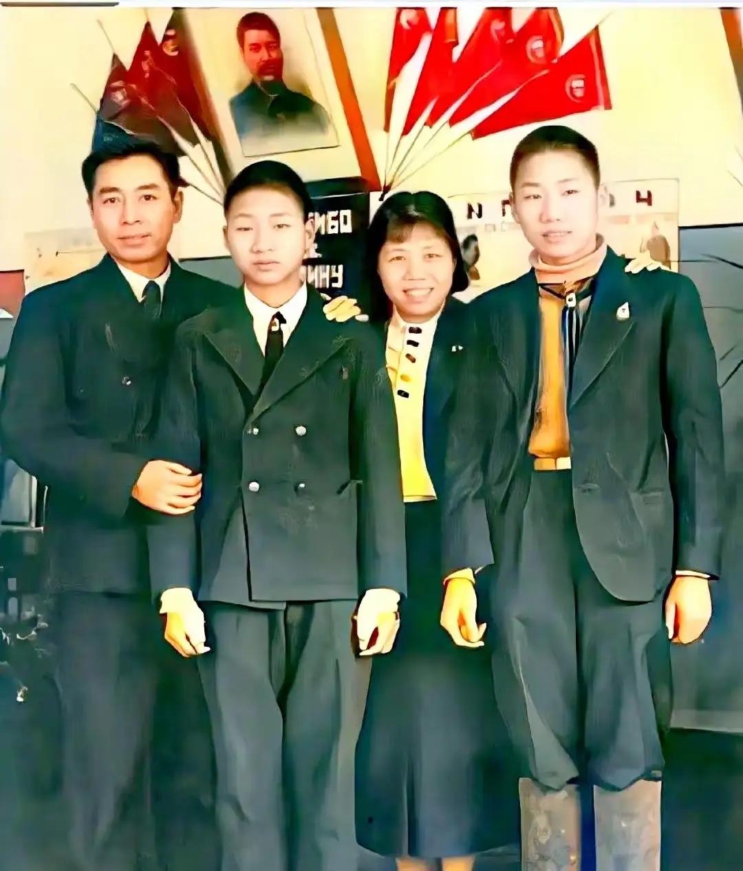 这是拍摄于1940年的一张合照，42岁的周总理前去苏联治疗臂伤，他和夫人邓颖超一