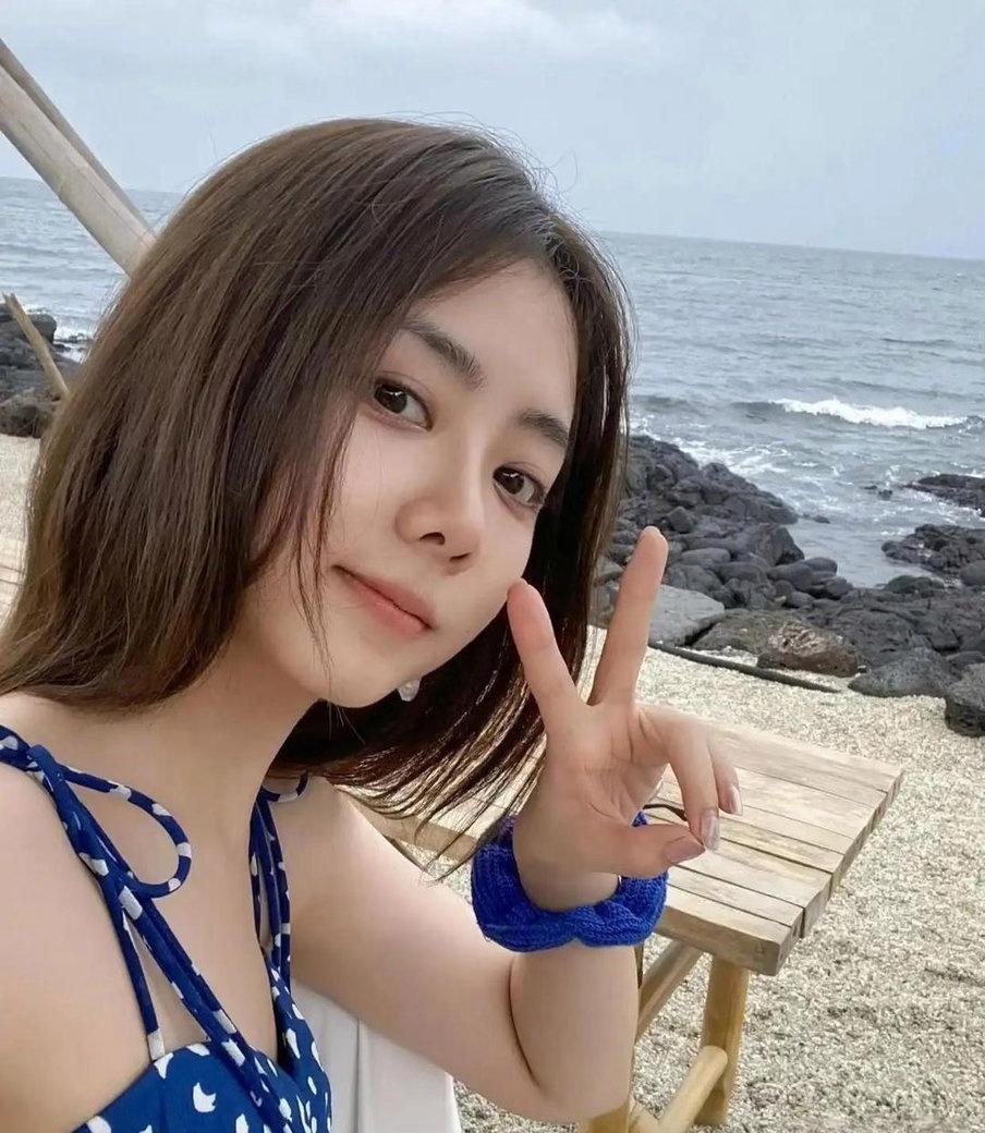 谭松韵海边大片又甜又撩，泳装造型封神，元气满满少女感绝了​​​