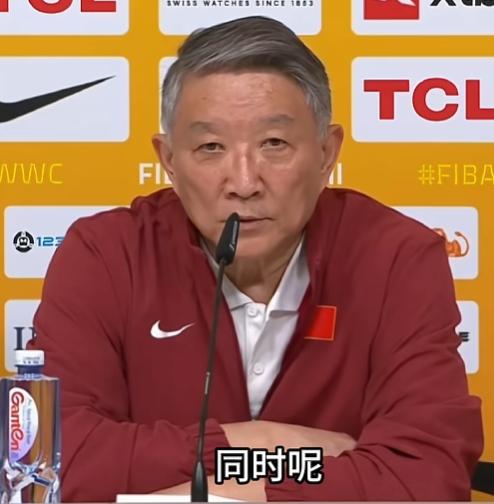 中国女篮在世界杯不敌法国女篮，暴露出队伍与世界强队之间的差距。有观点认为，未来若