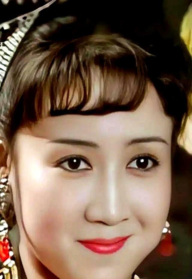 “导演，给我二十分钟，我去趟化妆间。”杨洁导演看着眼前这位刚从农村外景地赶来