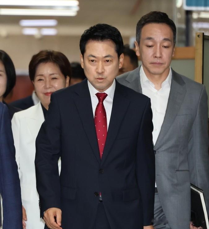 在野党攻势持续升级！25日，韩国国民力量党党首张东赫再度开启场外政治行程，南下韩