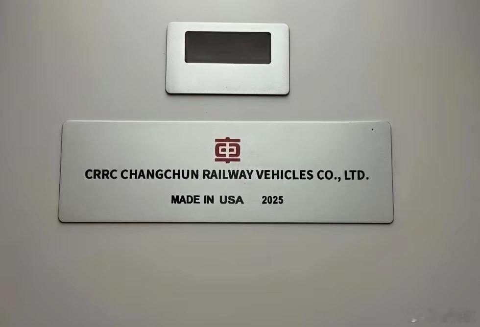 波士顿新的地铁列车，标着“美国制造”。可一看铭牌！