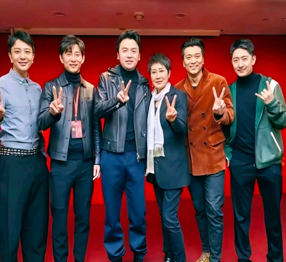 你知道这是哪部电视剧的演员合影吗？