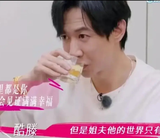 主持人问董璇，你们的钱放在一起吗？董旋说，因为我俩的经济条件是不对等的，我俩各花
