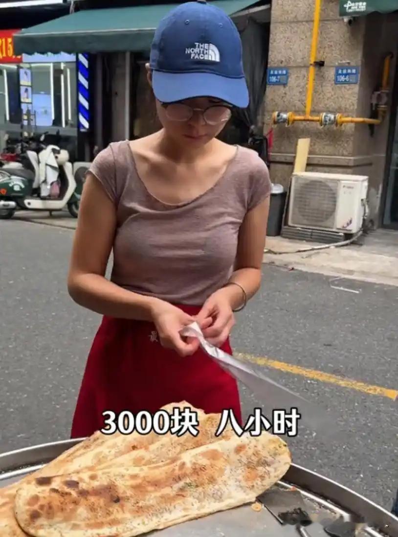 18岁女孩暑期打工不摸鱼默默捡废品老板含泪奖1万：有儿必娶她为媳当下暑假工