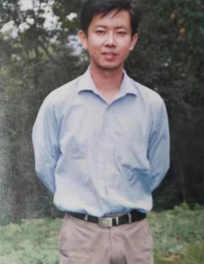 “我宁死也不道歉”！2019年一名乡镇执教19年的优秀教师，在亲吻过自己的一双儿