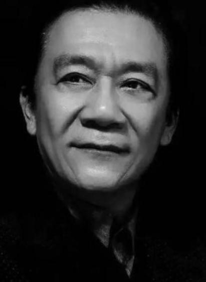 相声大师侯耀文突发心脏病猝然离世，可就在两个女儿收拾父亲遗物时，惊人一幕出现了。