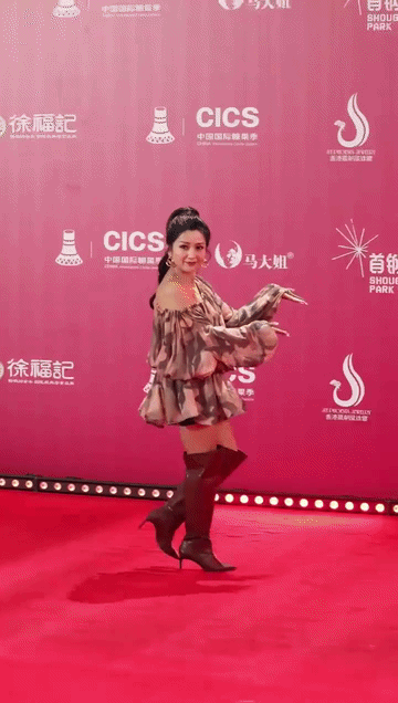 她确实久违了这股“艳压感”——红毯刚走上几步，她就有点忙不过来，一边整理耳饰一