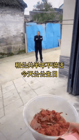 公公过生日，儿媳妇送菜又给钱，但却把钱扔在地上：这到底是孝顺还是羞辱？公公今