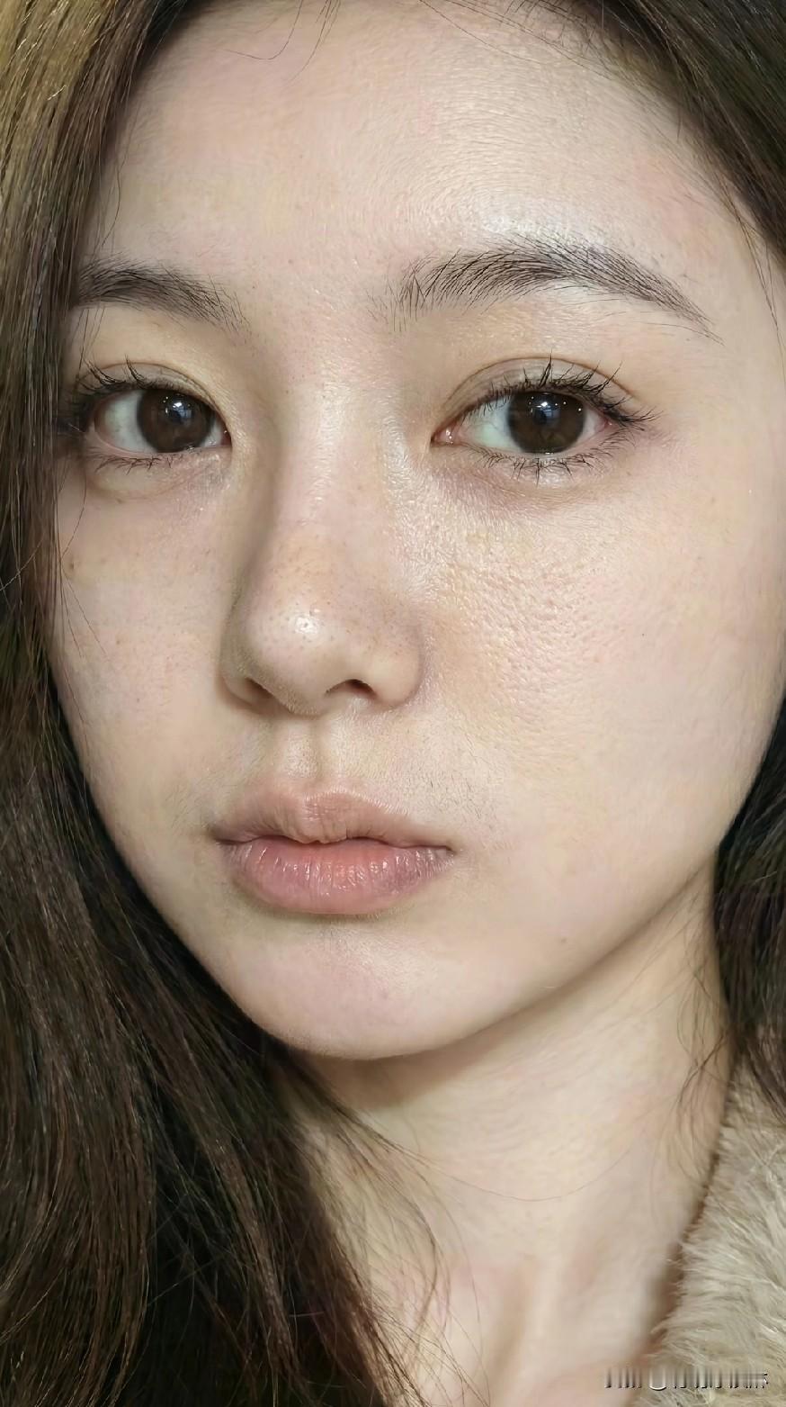 “温柔眼神，自然妆容，岁月静好”