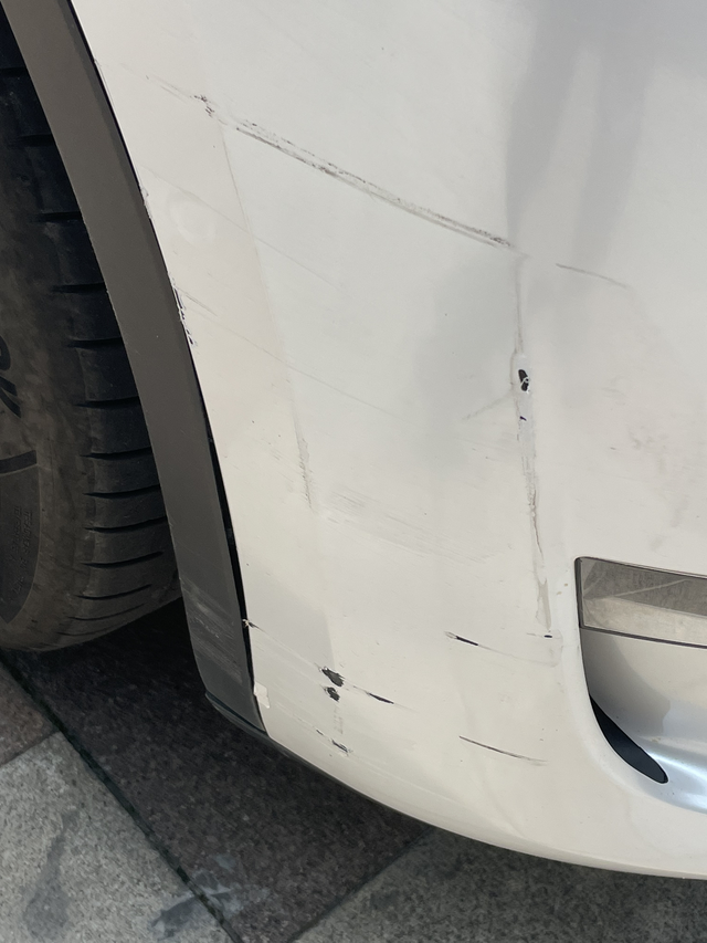 车子被蹭后车子停在停车场被蹭，对方逃逸被我抓到报警以后，走了保险，前保钣金喷漆