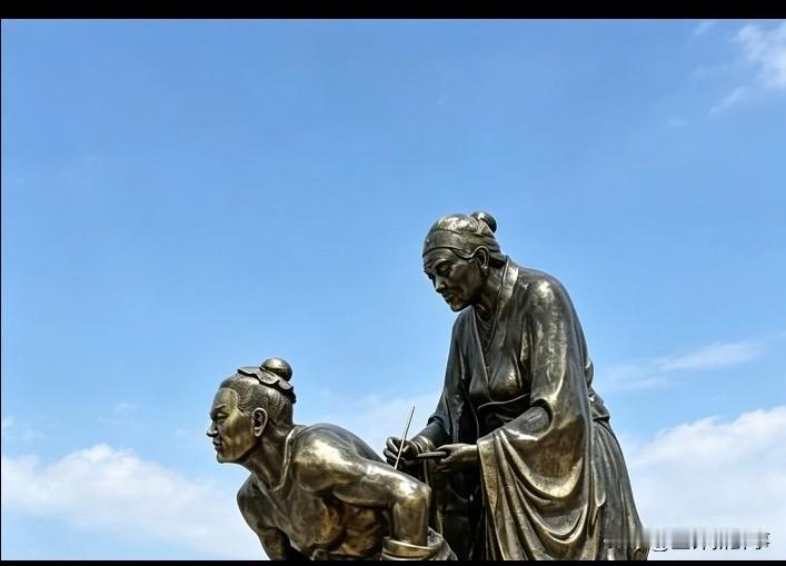 论没文化可以有多可怕！前几天去杭州玩走到“岳母刺字”雕像前听到一个