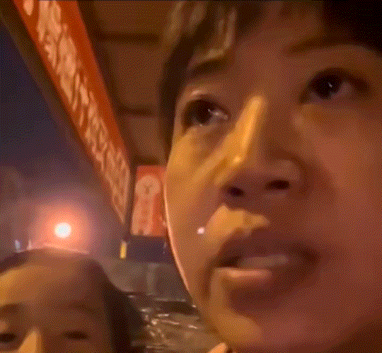 天津，一妈妈接儿子放学时，儿子的老师就告诉妈妈，她的儿子今天在学校和同学打架了。