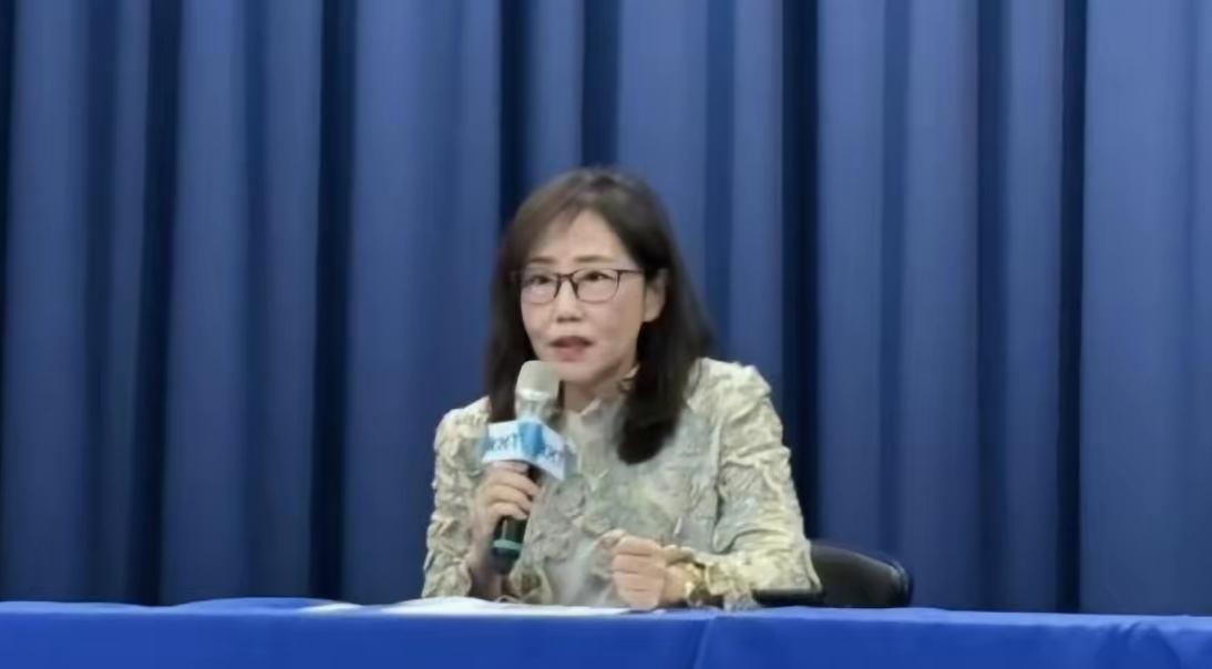 1、她自己说的，因为健康原因，很显然，我认为这是骗人的鬼话，这是超规的离职话术。