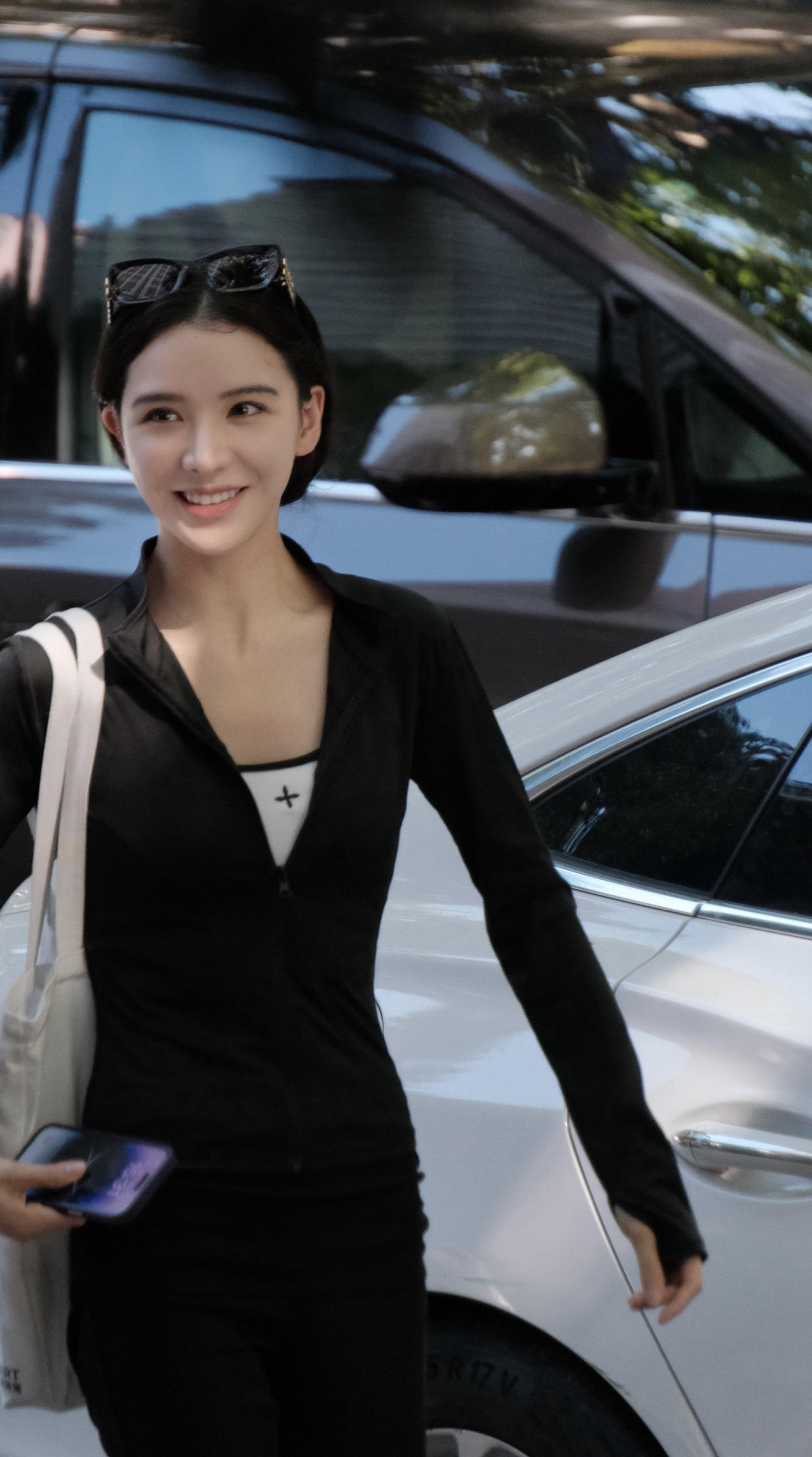 上海街拍。每个小姐姐都是从光里走出来的女孩！她们阳光明媚又自信！