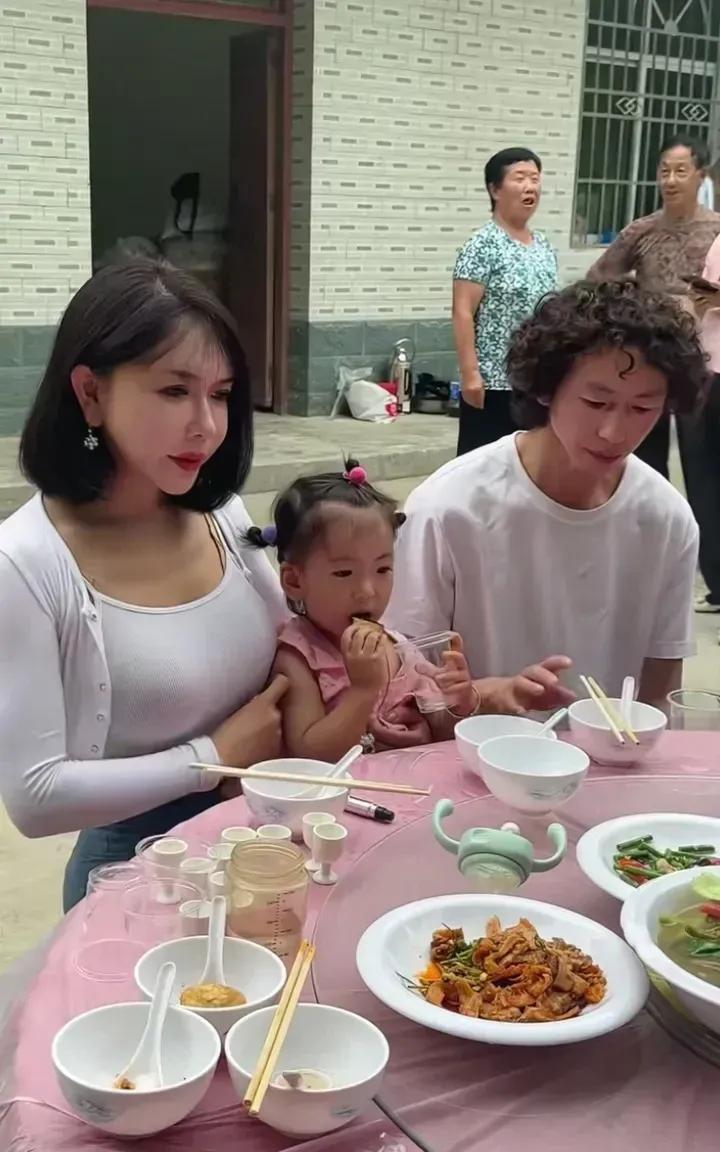从庞麦郎的脸上我看不到一丝沉浸在恋爱中的状态倒是龚玥菲看起来很幸福龚玥菲就