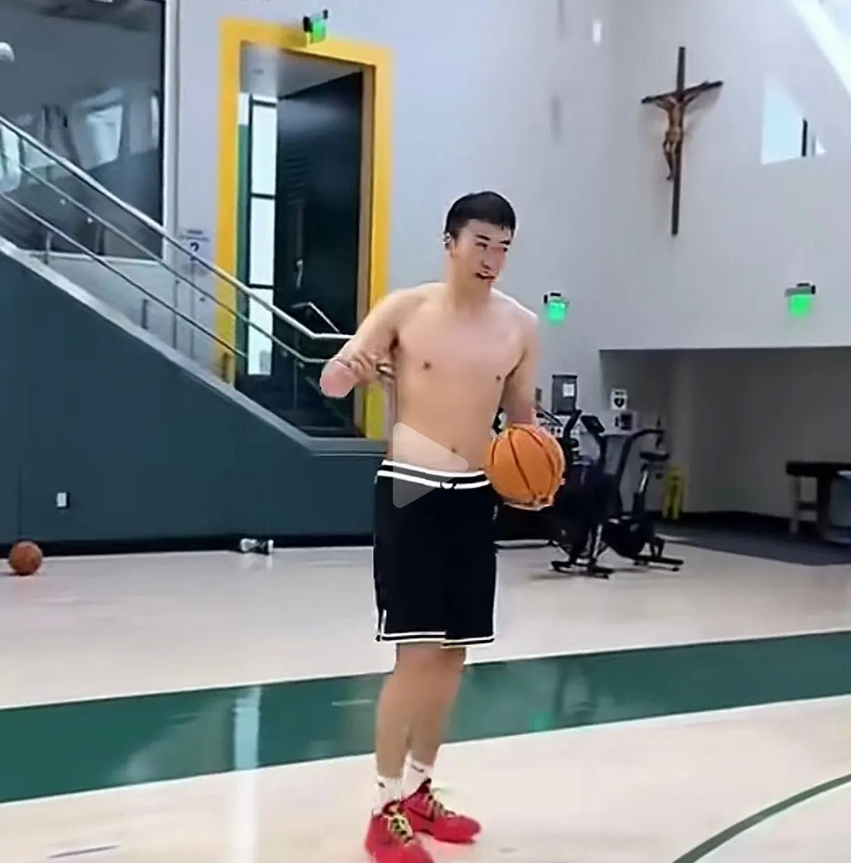 王俊杰，在美国训练照片曝光，并非是肌肉男据了解，这是王俊杰在美国训练的照片，图