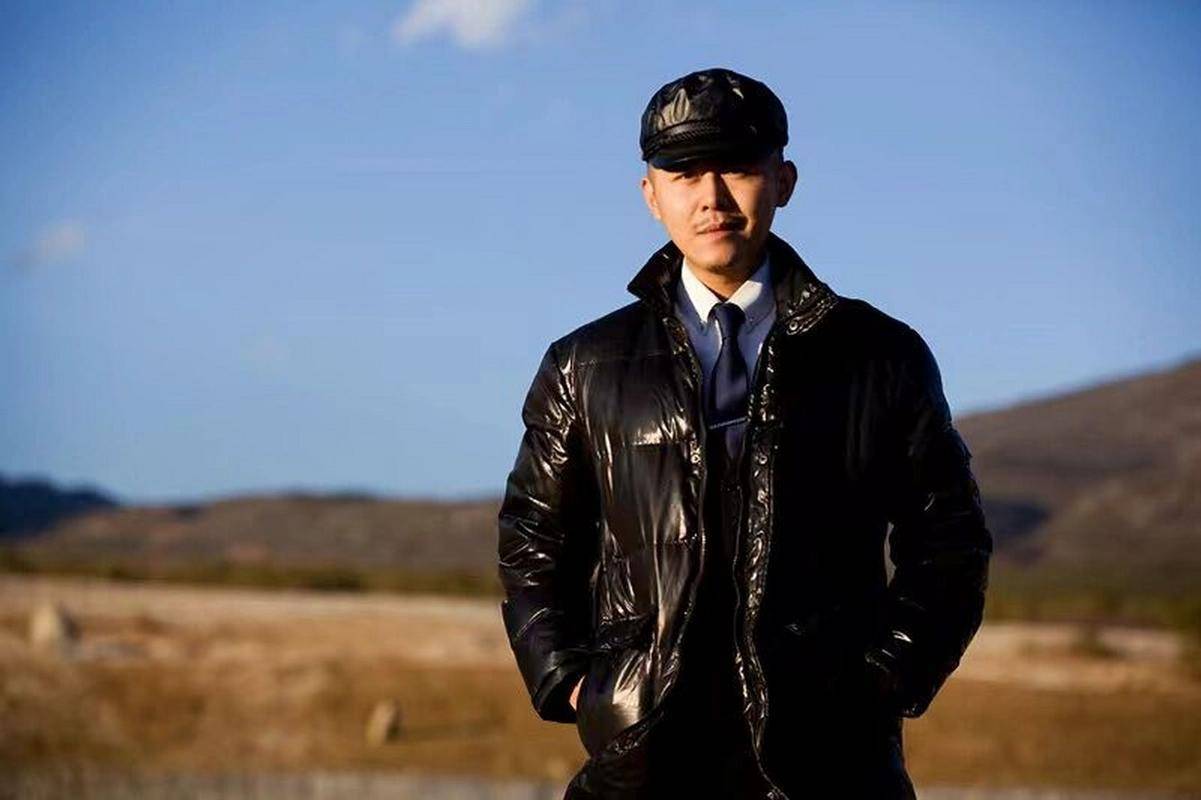 老登未必成熟，可能藏着固执与敷衍。好的感情该是势均力敌的同频，而非单方面迁就，女