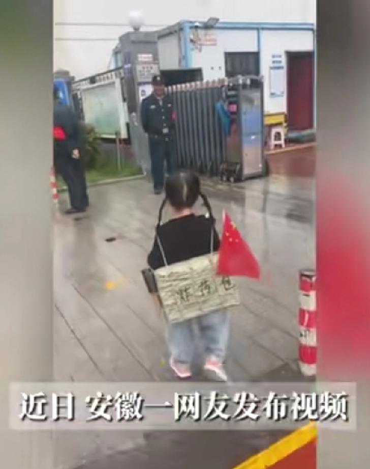 这位家长挺有意思的，肯定是回忆起了他当年读书的儿歌：“太阳当空照，花儿对我笑，小