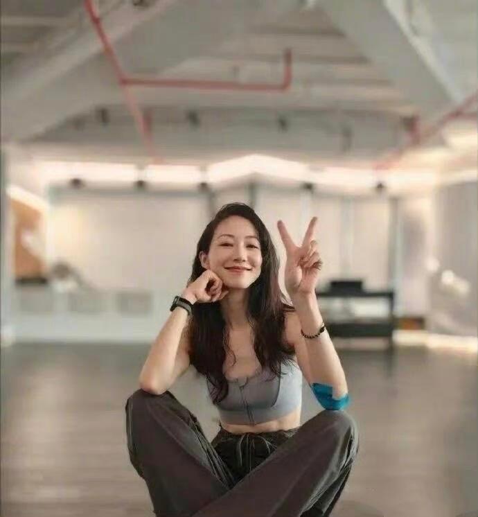 韩雪整体看着一点都不胖，没想到肚子上的小肉肉还挺真性感！