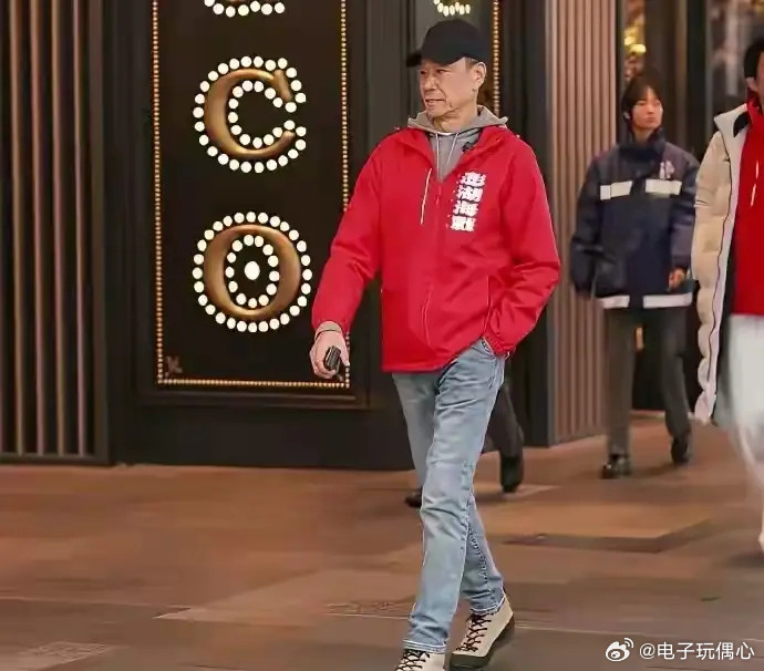 他生于1946年，虚岁已经80了，这样的岁数这样的状态无敌了！