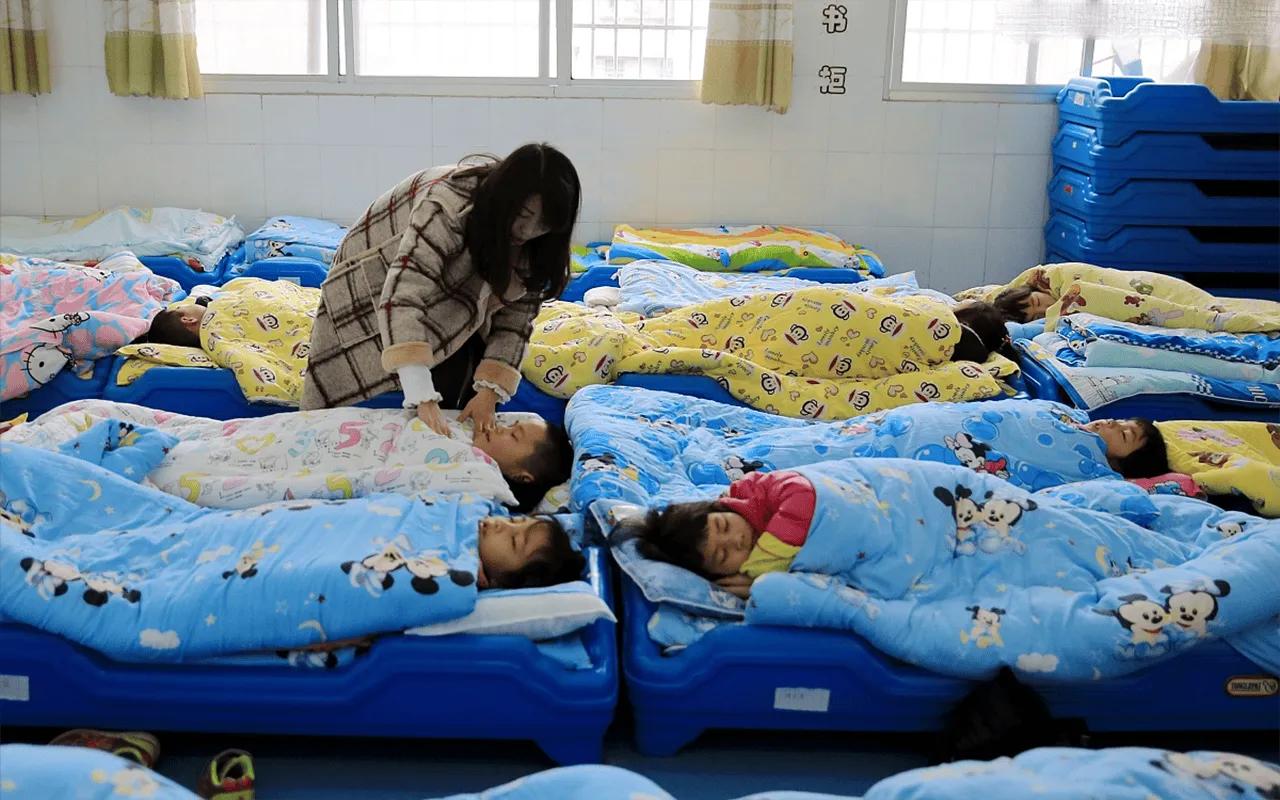 国家为什么要提高幼师的待遇？很简单，因为幼师工资太少了。真的少，现在国家一