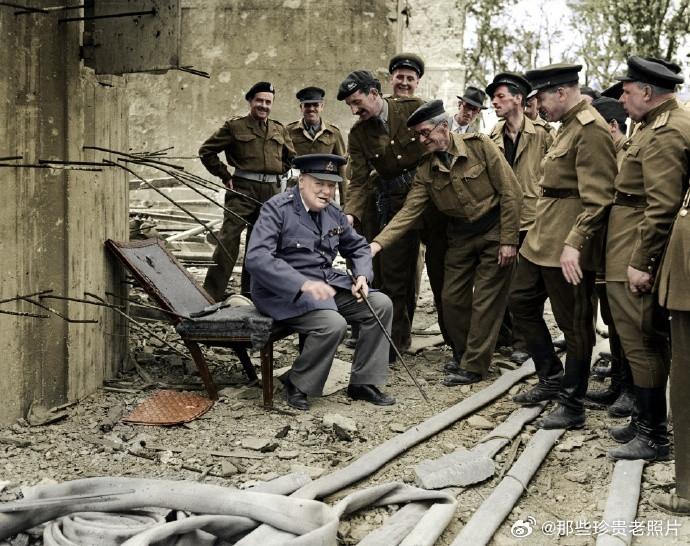 1945年，柏林，坐在元首地堡边的椅子上的丘吉尔