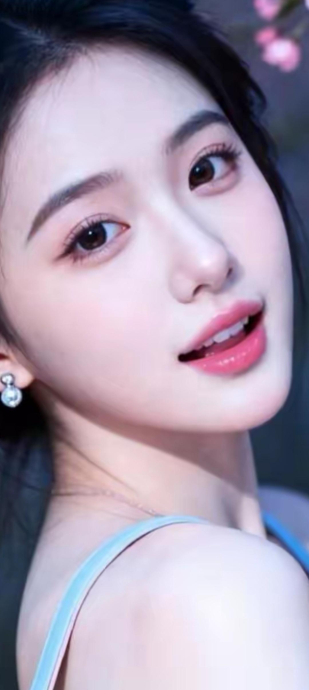 甜美少女，粉嫩唇妆，温柔眼神，梦幻氛围