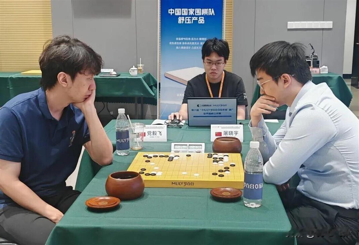中国军团七人围剿申真谞8月18日，第六届梦百合杯在中国棋院决出八强，中国军团占
