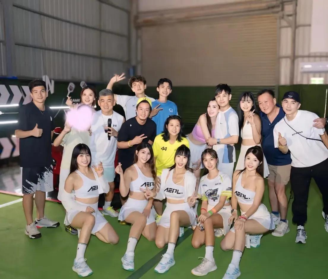 陈若仪林志颖如今好恩爱哦，跟一群给林之情庆祝52岁生日的朋友合影，陈若仪也是很自