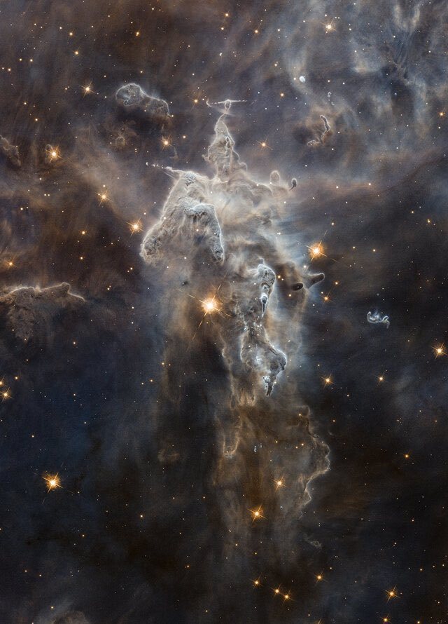 哈勃望远镜拍摄的船底座星云的一部分你觉得它像什么？