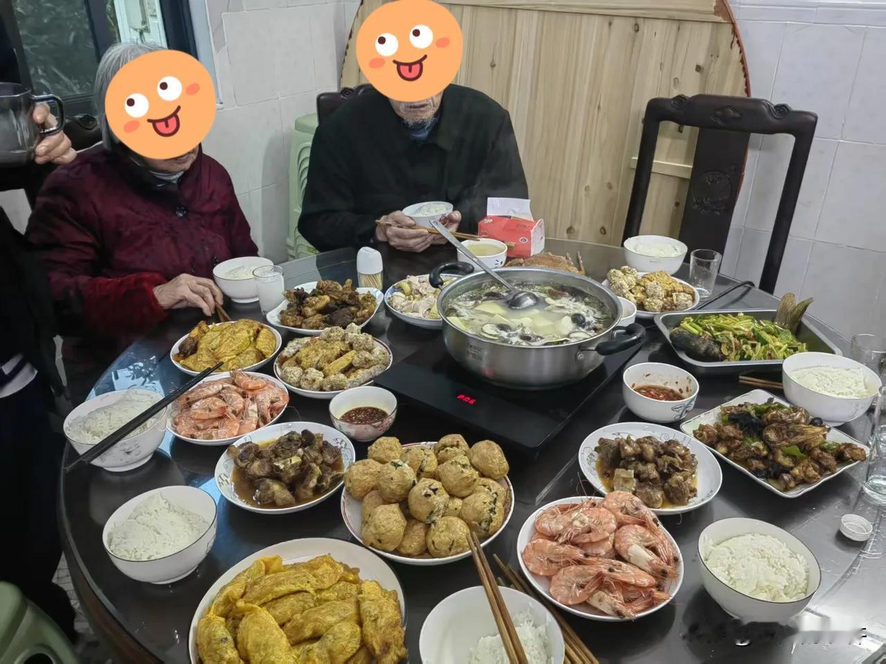 除夕夜饭，我和孩子带上半车年货：一坛酸豆角，一大碗扣肉，一碗烧蔗，一瓶酒，一大袋