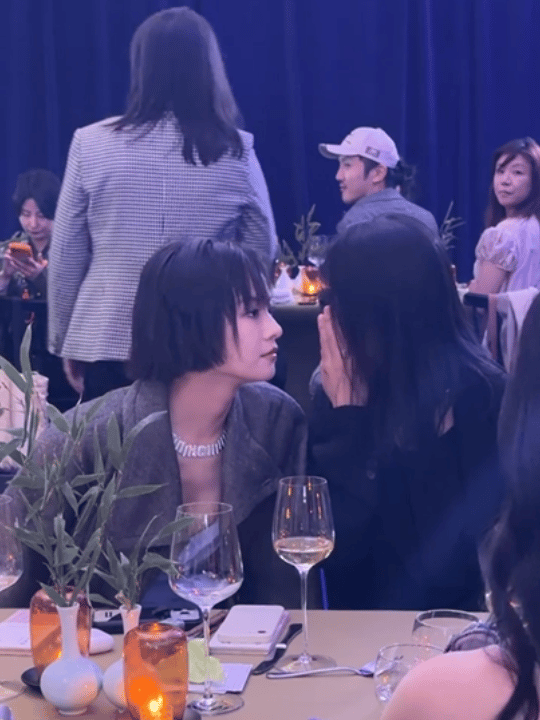 李庚希你是在等人亲吗李庚希不语只是一味勾引我，这谁顶得住