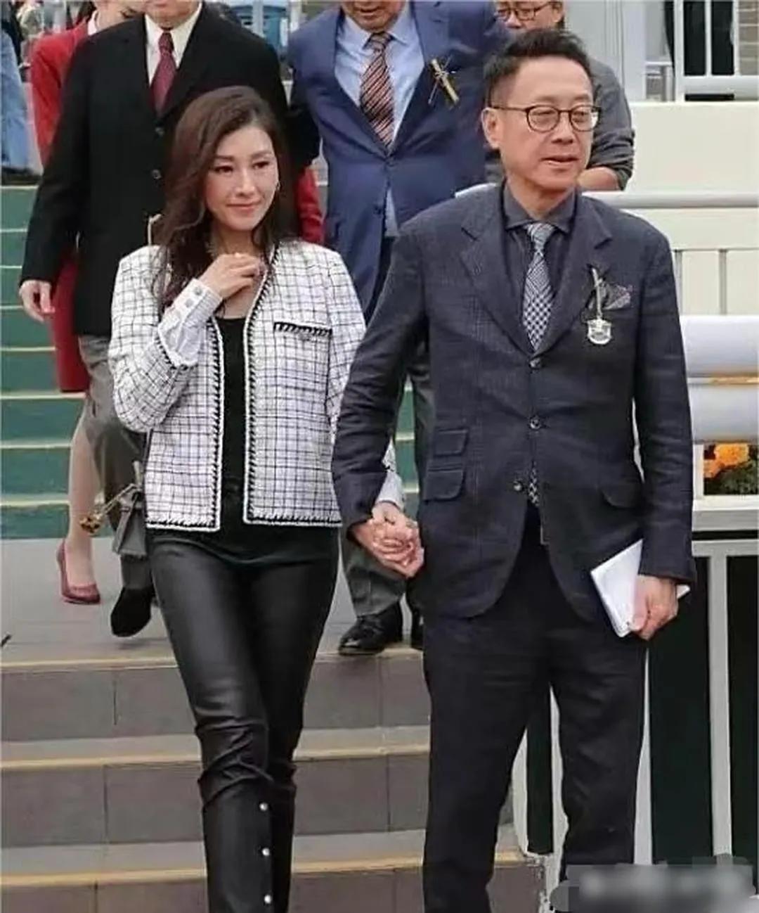 60多岁的富豪许晋亨与50多岁的美人李嘉欣街头牵手漫步，画面温馨又养眼。岁月似乎