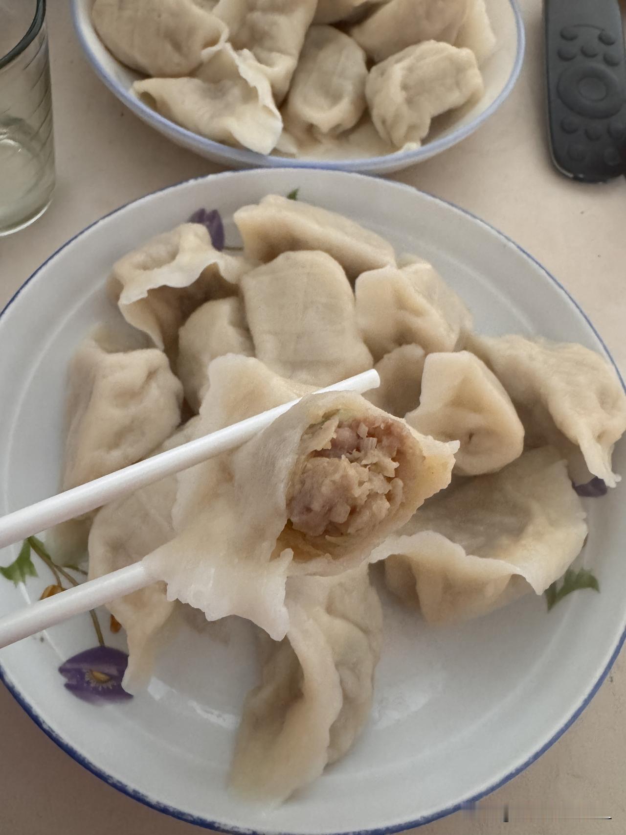 大早上就包饺子吃，你不嫌麻烦吗？女儿看到我包饺子，这样问我。我跟女儿说，一点