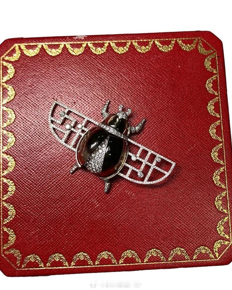 珠宝卡塔尔王妃莫扎的圣甲虫胸针，由卡地亚的洛伦兹·鲍默在1999年为新千年到来