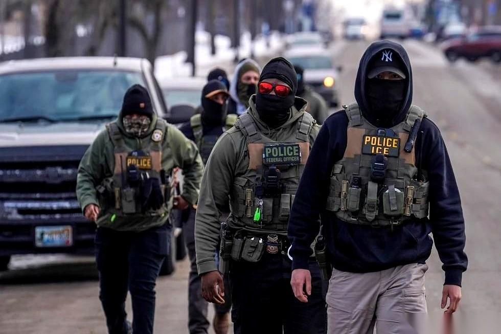 最可怕的不是鬼，是鬼扮成你最信任的人。你以为上门送外卖的是小哥，敲门修水管的是