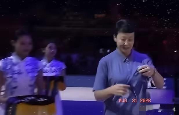 这真没必要！原来没想到在女排亚锦赛结束后的颁奖礼，给获得亚军的中国女排颁奖的是