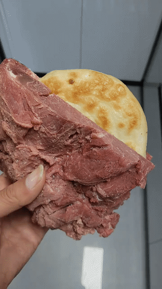 这就是传说中的“肉夹馍”吧！原来以前吃的所谓的肉夹馍都不正宗啊！西安老面肉夹馍