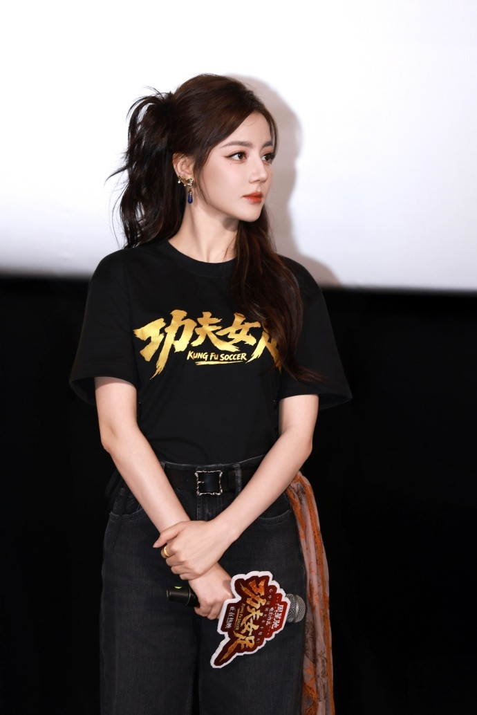 1.热巴电影合约跟周某某公司有合作，热巴真的适合演喜剧。她的成名作，唐嫣那部戏，