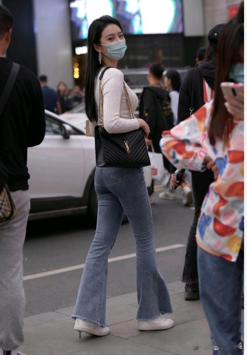 复古牛仔裤搭配现代手袋，简直是都市街头的时尚秘诀。像美式复古风里，浅蓝牛仔裤超百