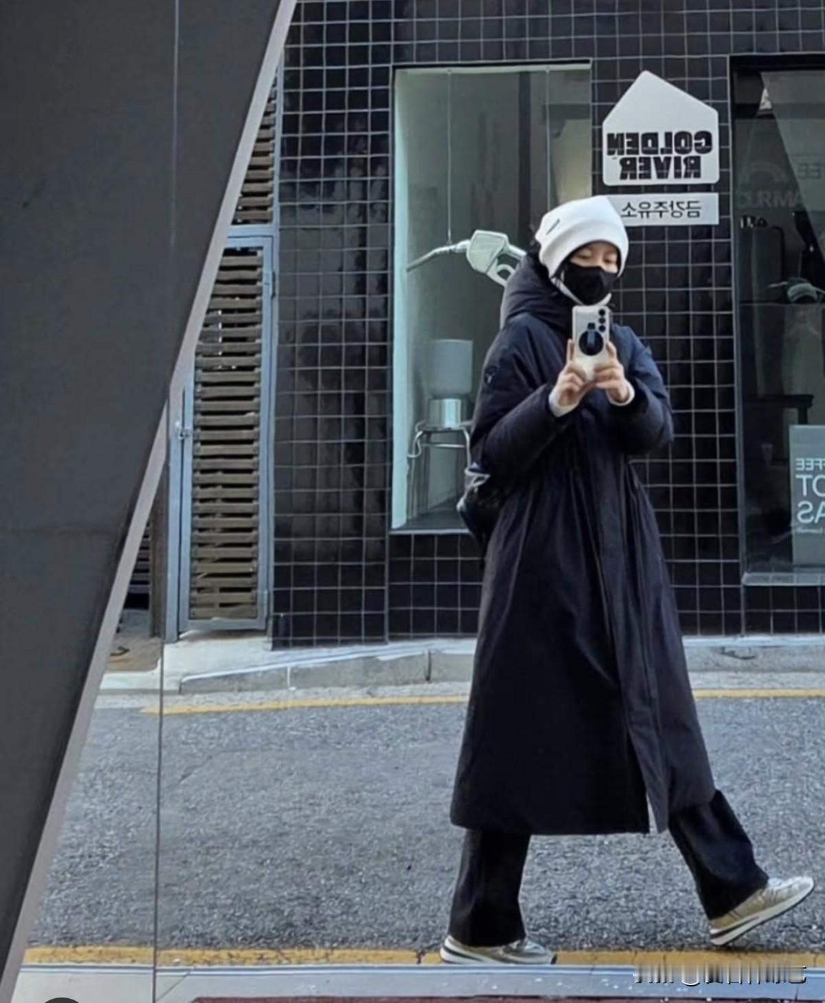 11日，演员李英爱在Instagram上传了照片。公开的照片中，李英爱走在寻常街