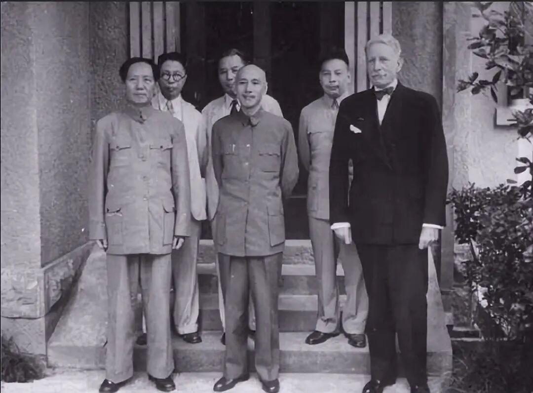 历史走到悬崖边，总会逼人做选择。是跪着求生，还是站着搏命？蒋介石选了一条让人脊背