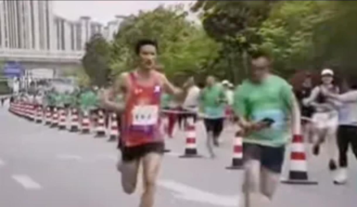 大快人心！遵义马拉松干扰丰配友冲刺者，重罚！半马选手违规跨区，冲进全马赛道