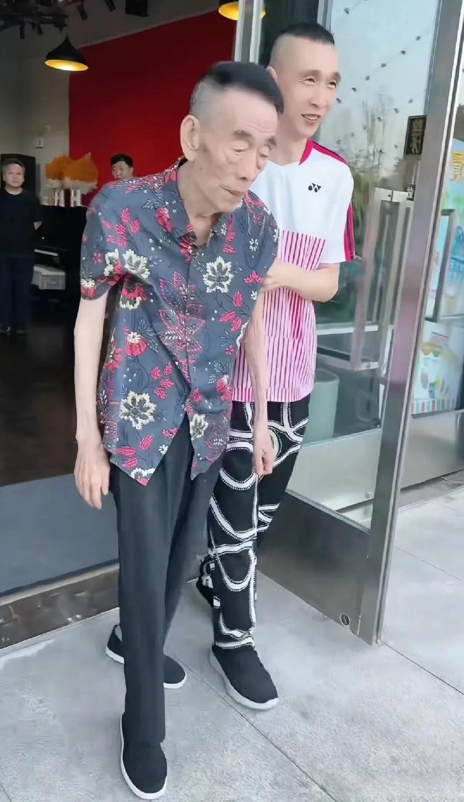 杨少华先生，今年已经是94岁高龄的老人了。杨少华为儿子们奉献了大半辈子，现在还