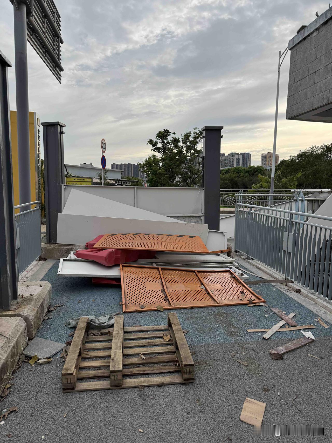 龙岗河上游段的碧道基本都建好了，但是就是一直不验收开放，里面隔段时间动一动，几公