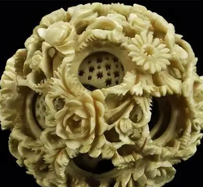 1915年巴拿马万国博览会上，日本制造的鬼工球比中国的鬼工球多出四层，眼看，日本