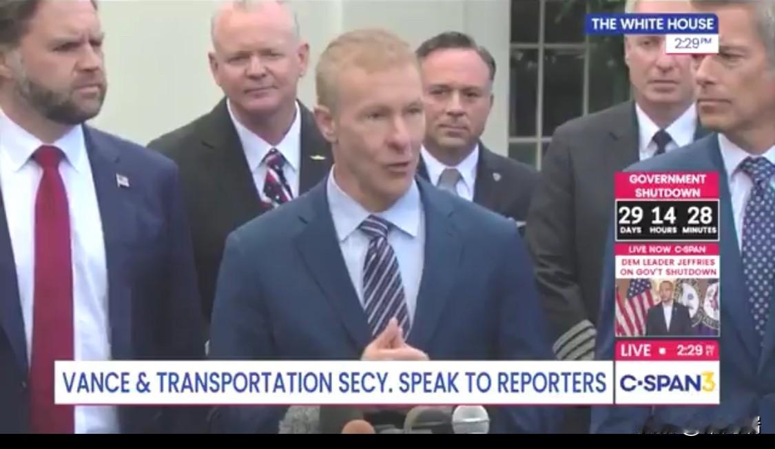 突发消息：美国联合航空公司首席执行官刚刚宣布加入共和党的行列，要求民主党通过“临