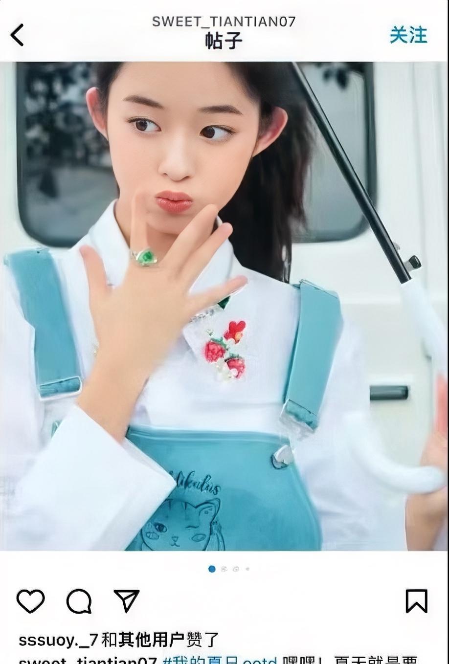 快被“遗忘”的黄杨钿甜，近日被网友扒出来22年就晒绿色珠宝戒指了。其实小姑娘一直