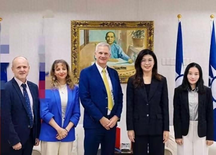 有人吓坏了！郑丽文提特殊统一方式，美西方“驻台代表”排队求见最近台岛上出